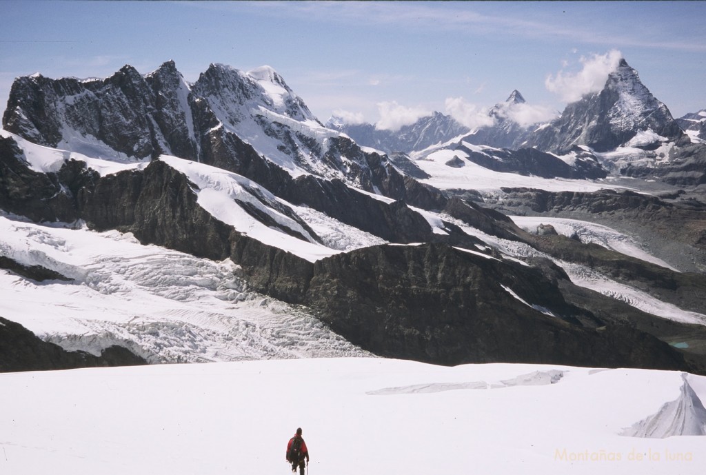Jesús bajando por el Glaciar de Monte Rosa con el Breithorn a la izquierda y el Cervino, Dent d'Hèrens a la derecha